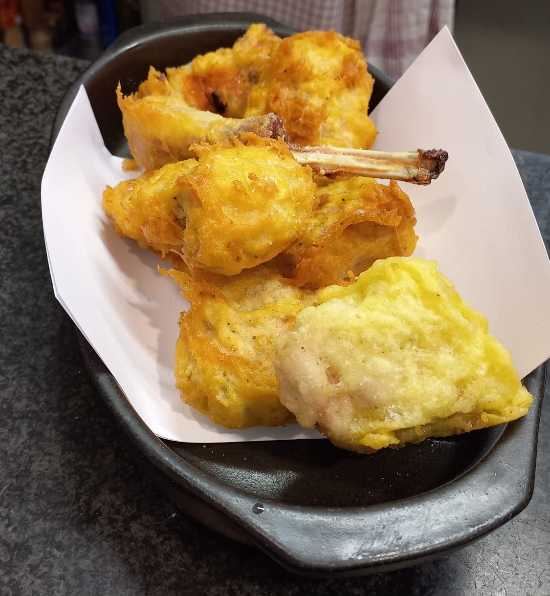 👉 Sabato 28 Marzo 2026 a cena …
🔴Per cominciare….
Pane , burro nocciola , limone e chiodi di garofano
Uovo all’uovo cacio e pepe
Insalata di spinaci novelli , coniglio fritto , salsa agrodolce e nocciole tostate
🔴Per continuare….
Sella di coniglio farcita alla ligure , fave , maggiorana e patate al vapore
🔴Per terminare…..
Torta al limone , il suo sorbetto , amarene , chantilly e mandorle amare
Piccola pasticceria
€. 60,00 p. p. vini esclusi
pane e coperto inclusi
⚠⚠⚠ LE PRENOTAZIONI VENGONO PRESE SOLO TELEFONICAMENTE AL NUMERO ☎️+39 031 931 982
❗❗❗
#28marzo #cena #Cucinaitaliana #UNESCO #follower