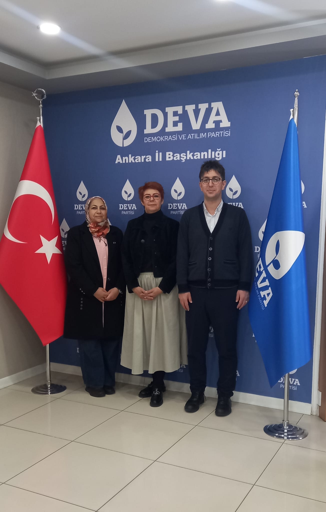 DEVA Partisi Ankara İl Başkanlığı’na Ziyaret: Kadınlar, Gençler ve Bağımlılıkla Mücadele Masaya Yatırıldı
​Siyasi Analiz Haber olarak, DEVA Partisi Ankara İl Başkanı Sayın Fatma Elçin Gülören’in nazik davetleri üzerine makamında bir nezaket ziyareti gerçekleştirdik. DEVA Partisi Ankara Parti İçi Eğitim Başkanı Sayın Salih Topal’ın da eşlik ettiği görüşmede, sadece siyasi süreçler değil, toplumsal kanayan yaralarımız da gündemin ana maddelerini oluşturdu.
​Görüşmenin odak noktalarından biri kadınların yaşadığı sosyo-ekonomik sorunlar ve bu sorunların yerel yönetimler ile siyaset arenasındaki çözüm yolları oldu. Sayın Gülören ile kadın istihdamı ve güvenliği konularında istişarelerde bulunurken; gençlerin geleceğe dair kaygıları, eğitim ve istihdam beklentileri üzerine de kapsamlı bir değerlendirme yaptık.
​Ayrıca, toplumsal huzuru tehdit eden bağımlılıkla mücadele konusu üzerinde duruldu. 