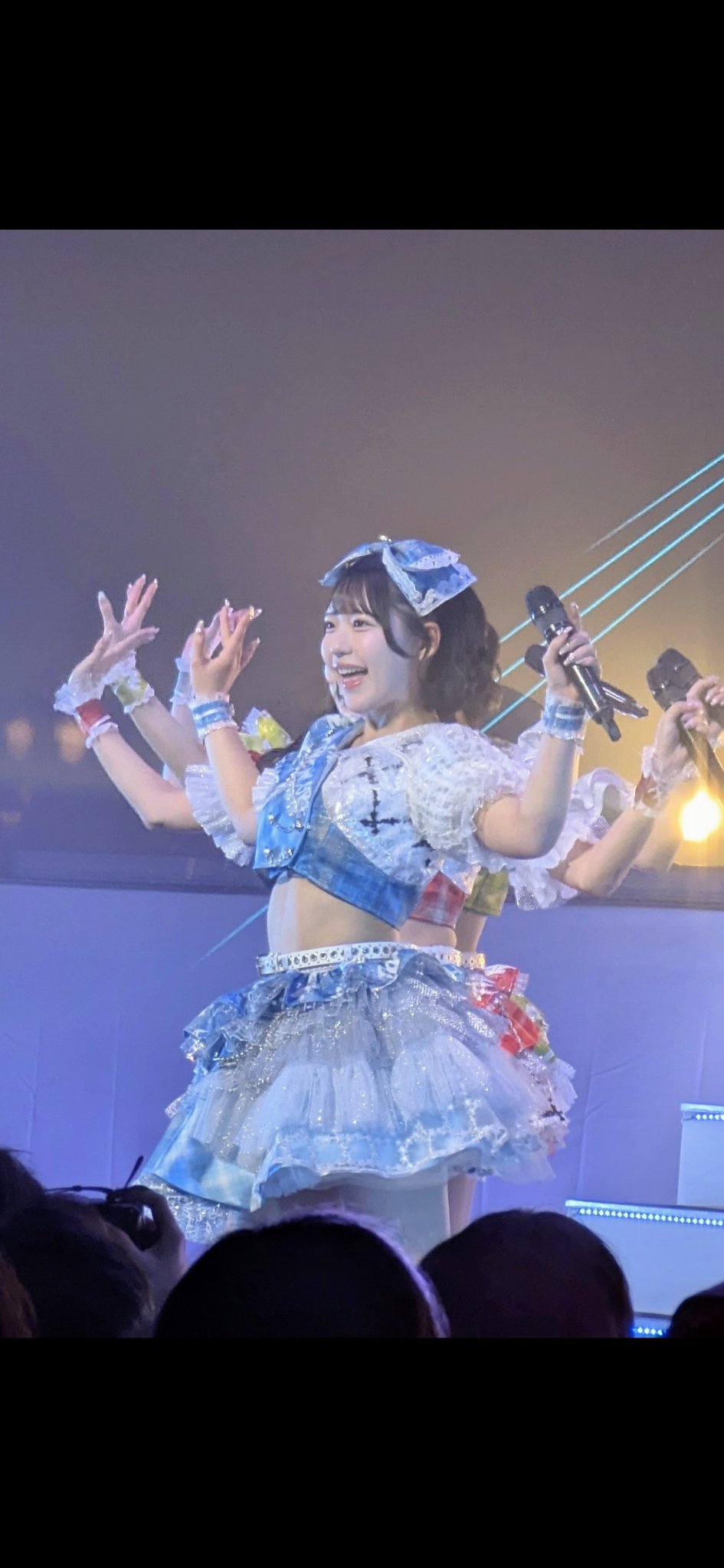 ずっとかわいかったぞ！（・∀・）ﾆﾔﾆﾔ🩷止まらんだw
携帯カメラつけっぱなしで暗いライブだと負荷多くて熱もってズームおかくなったりピントぶれるしあまりうまく撮れないのが残念💦粗末で許してね
ういの可愛いさでどうにか絵になっていますw
なんせ無加工😅下手にイジるとおかしくなるから💦勉強します。

しっかし2時間弱ライブしててへばってないよねたいしたもんだわw

あとさっき3.28のラドジャの映像みたよ
ステージもホールのペンラ波も絶景だね
しかもメイン明日もメインやんかやバババ！！楽しもうね〜🎶