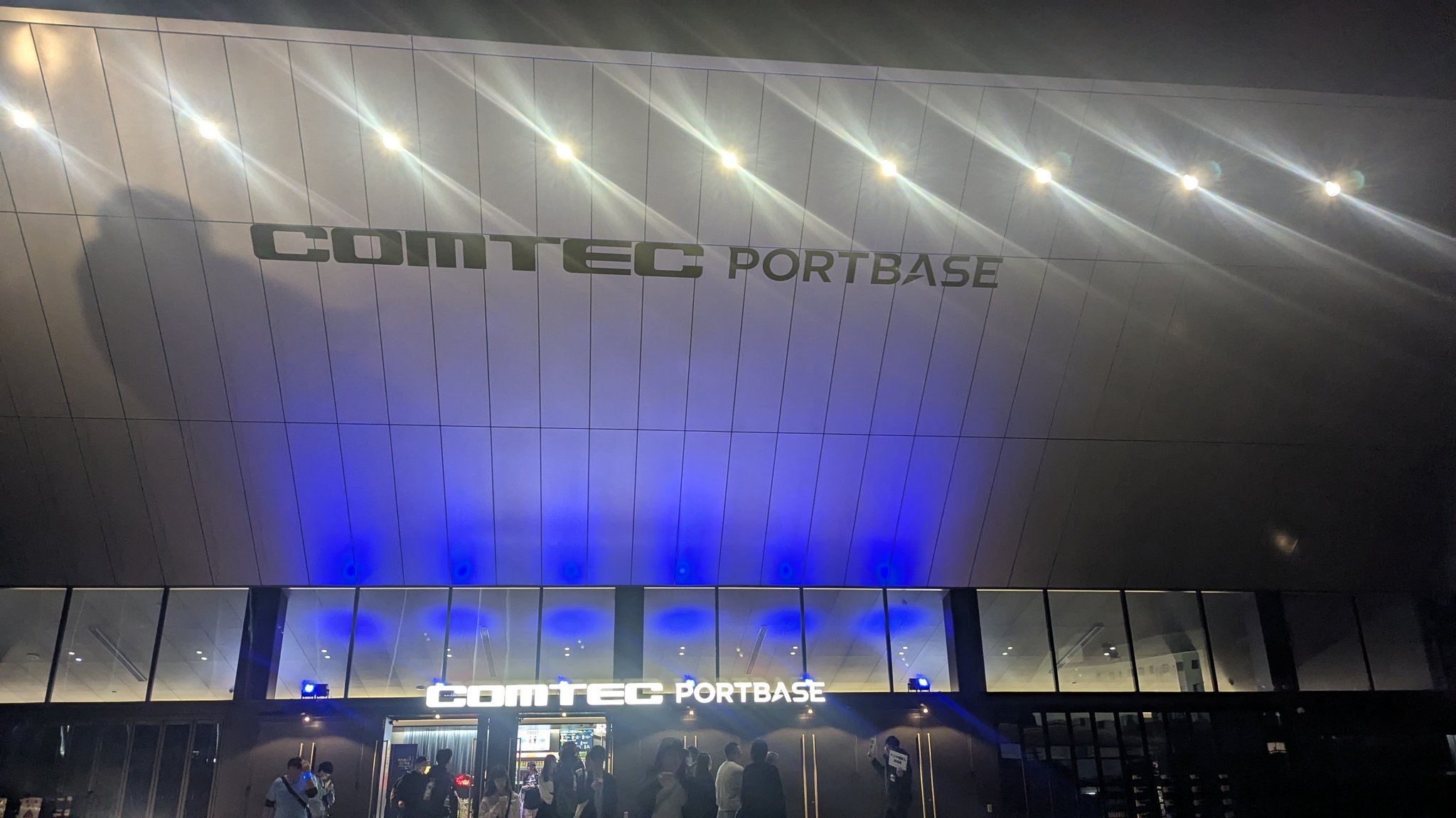 改めまして昨夜簡素やったので💦
いい景色ありがとうございますって感じかなぁ〜長く推してたとかではないけどそれなりに昔から存在は知ってたし
なによりねぇ〜ENCOREでアイドル活動再してほんと嬉しかったし
まぁ遠くで静かに見守るような感じで対バンで一緒になったら物販様子見に行ってみたいなねw
知り合う前からの活動は知らないしなんとも言えんけど
ういちゃんはきっとずっと変わらず自分の中で軸を持ってて流されることもなく周りに合わすとかでもなくソレをしっかり純粋にアイドル活動してたんだろうなってしみじみ感じながら見てました
それが大器晩成っていうと言い過ぎで時期尚早でまでこれから更に階段下上がってくんだろうねって見る度に一段一段しっかり歩んできてるよね
ステージとフロアの関係性も美しくてたまんない空間だったよ
時折振り向いたり横見たりして色とりどりのペンラが波のようにうねって
あ〜俺これ好きやなぁって眺めてたwww
これからも楽しみやね！
フォレストホール写真見たけどエグぞ！
どうか行けるように一緒に祈ってねw
