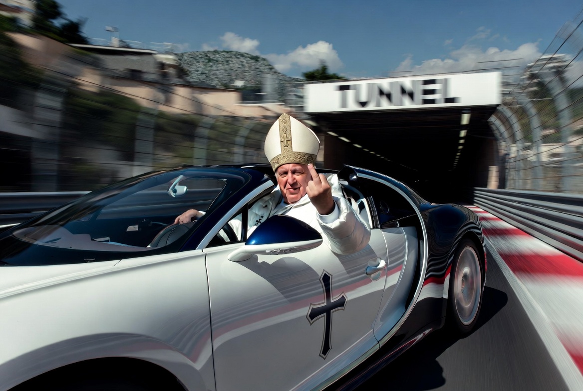 le Pape Léon 14, en doudoune blanche, au volant du Bugatti Chiron blanche décapotable, à la sortie du tunnel de Monaco, faisant un doigt d'honneur en direction de la caméra.
