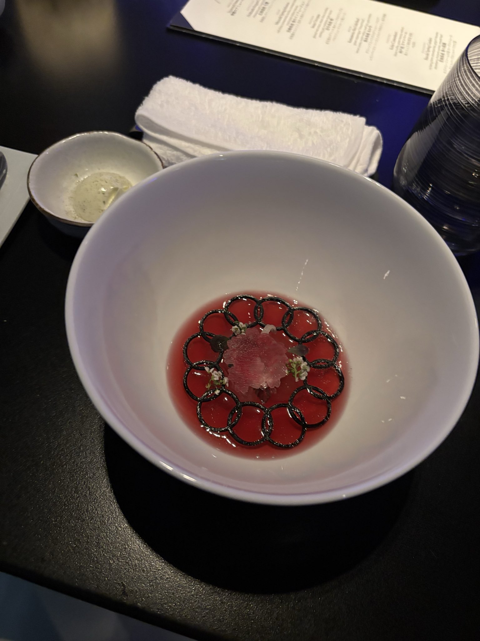 中心は紅芯大根。周りの黒い◯は竹墨だそうです。
目にも楽しいお料理😃