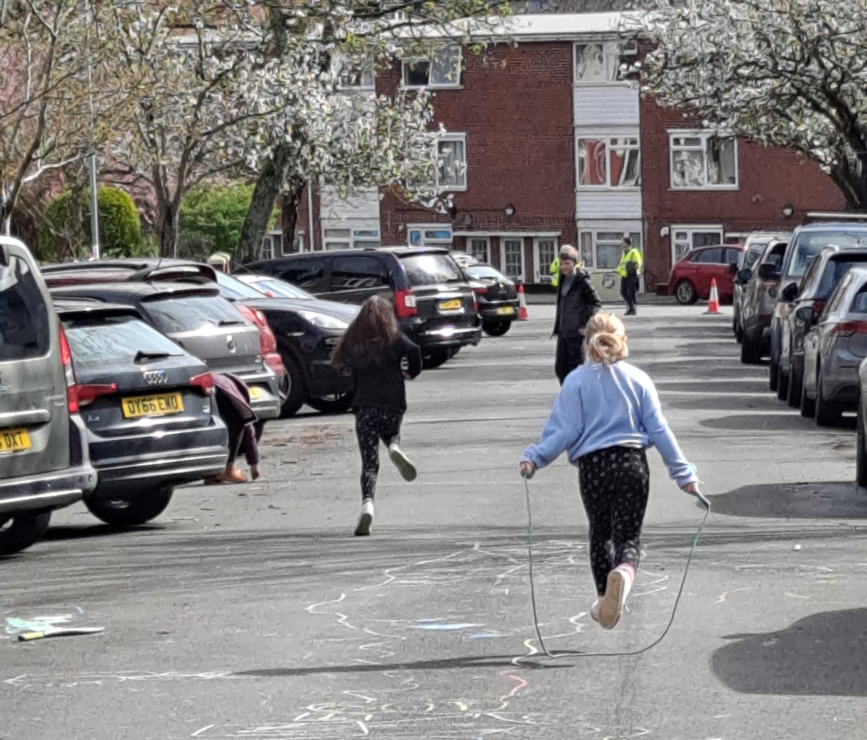 Plant yn chwarae yn y stryd