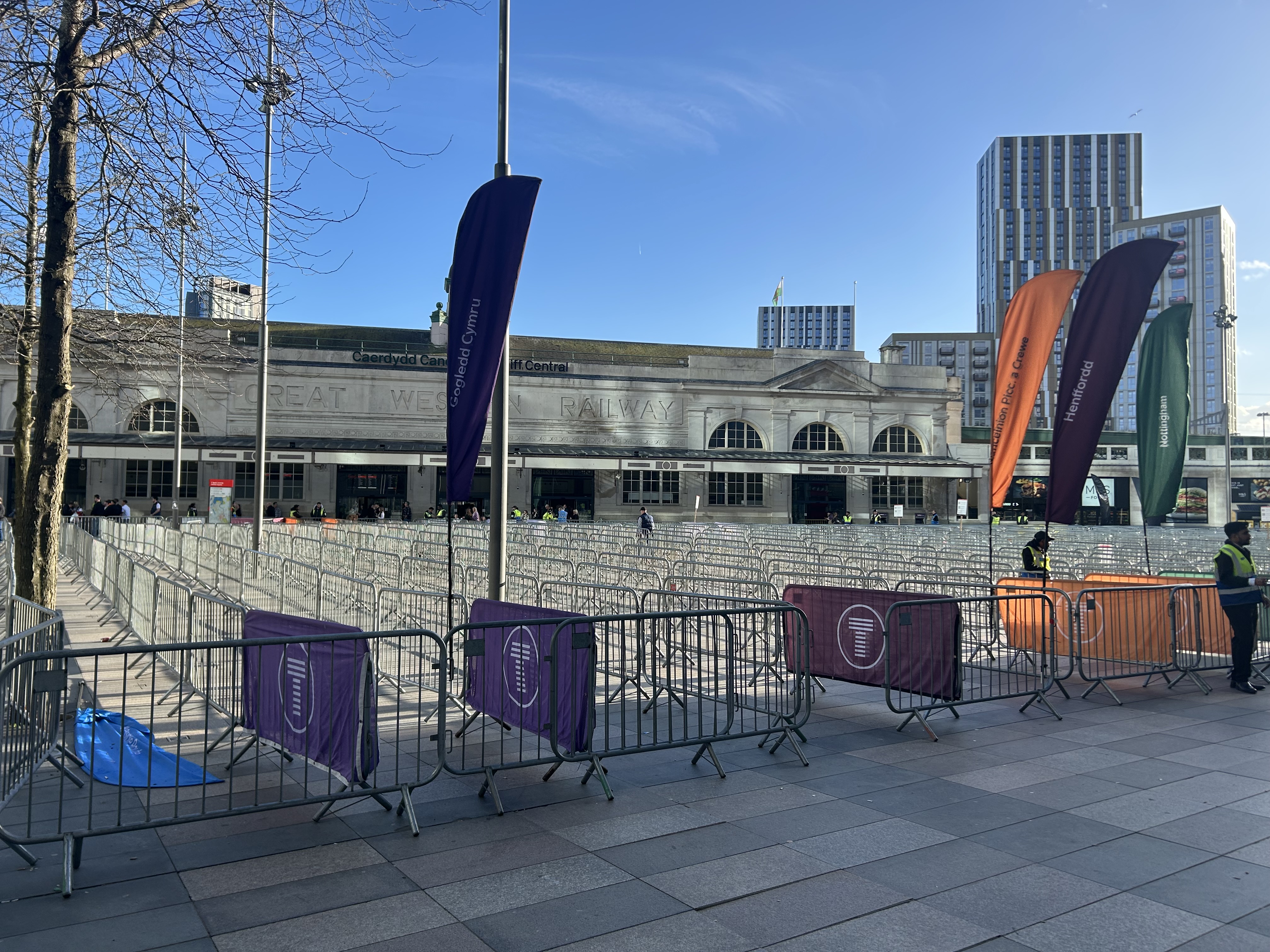 Llun o Gaerdydd Canolog.