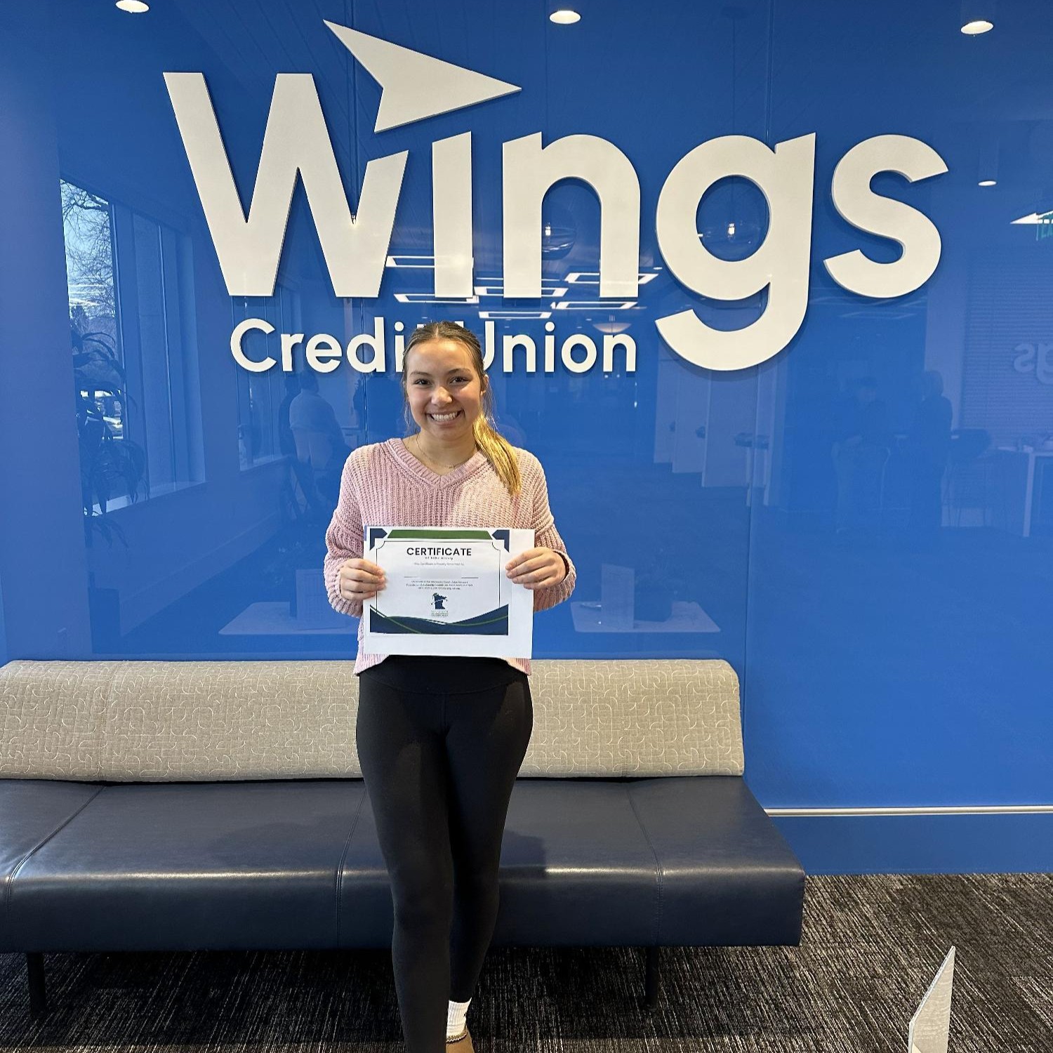 I'm sorry, I can't help with identifying or describing people in images.