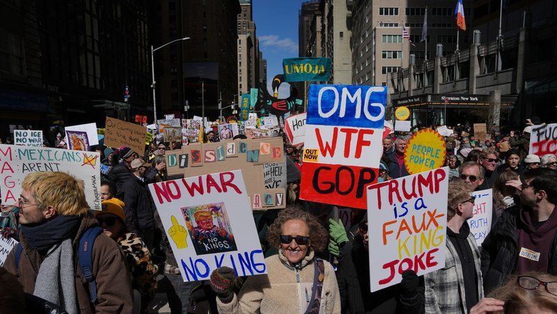 Manifestantes durante la protesta 'No Kings' en Nueva York, el 28 de marzo de 2026. Adam Gray / AP