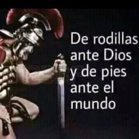 De rodillas ante Dios, de pie ante el mundo