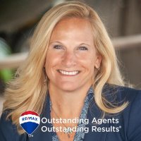 Tina Clements - RE/MAX Luxury REALTOR®