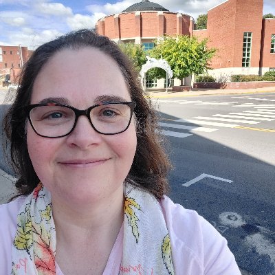 Misha Crews | books & optimism ππ»π€