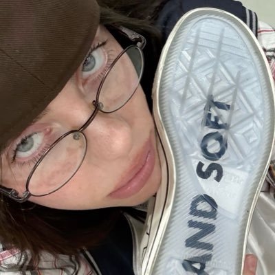 ana | lara raj me lanzo un beso