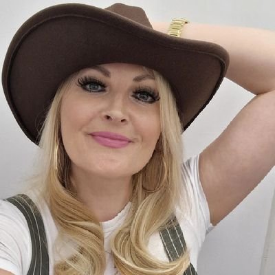 INEZ / Irish Gal 🇮🇪 💚