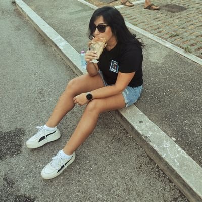 Il mormorio vestito di nero