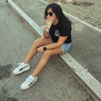 Il mormorio vestito di nero