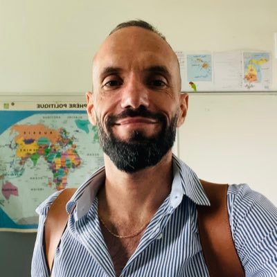 MP 974👨🏽‍🏫🌍⏳🏺🐈🐝✈️🇷🇪🇫🇷