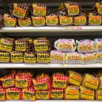 仔牛の焼印推し。