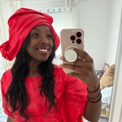 La meuf qui crie “DEBOUT” hate account