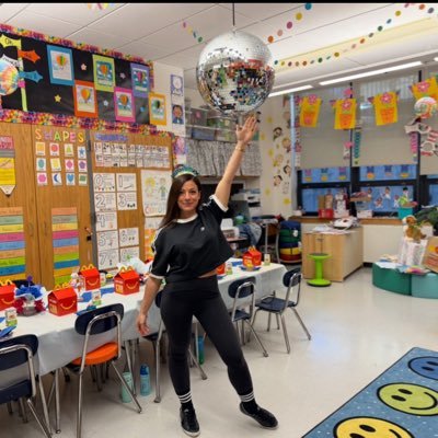 Ms. V - Special Education Teacher 💙✂️🖍️🧩🍎🇬🇷