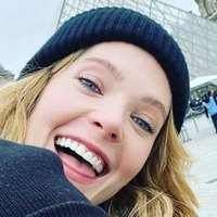 Emma ⚭ a terapeuta dos Skarsgård na era Pillion