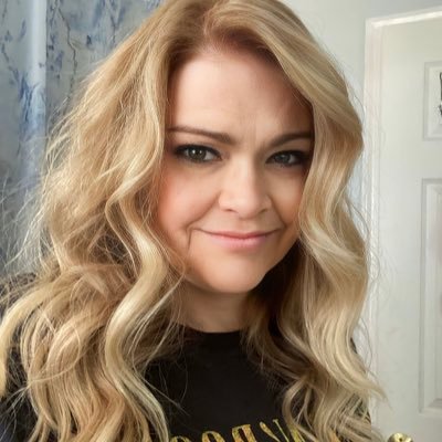 Lizzie, just Lizzie 🤟🏻🖤💛