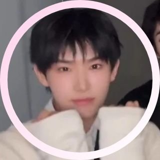 iris ☆ 𝐠𝐨𝐭 𝐡𝐨𝐨𝐤𝐞𝐝 on 이첸🪝