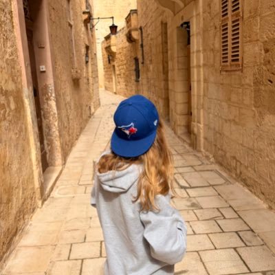 Skye the Reader •secretly writing•