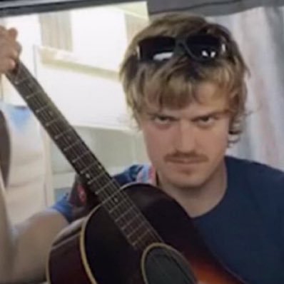 rory is KICKING & SCREAMING 𑣿