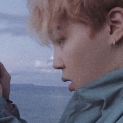 Lucyy (🌸) is seeing BTS