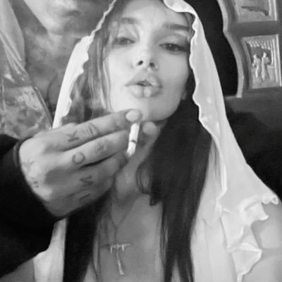 igor'un kilisede flortlestigi kadin