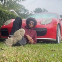 “وسيم، غني، مشهور 🧎🏿‍♂️🕋🧎🏿‍♂️‍➡️